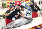 ご夫婦仲良くマグロ入刀